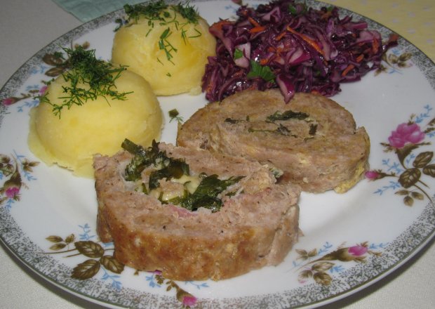 Fotografia przedstawiająca Pieczeń z mielonego mięsa, boczku, sera i pietruszki.
