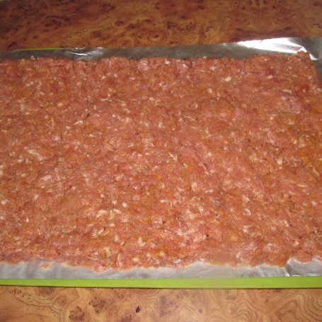 Krok 1 - Pieczeń z mielonego mięsa, boczku, sera i pietruszki. foto