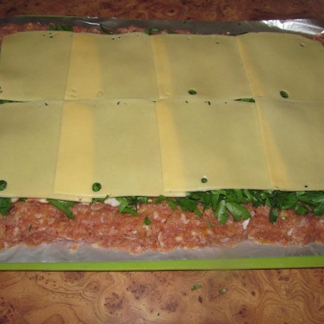 Krok 4 - Pieczeń z mielonego mięsa, boczku, sera i pietruszki. foto