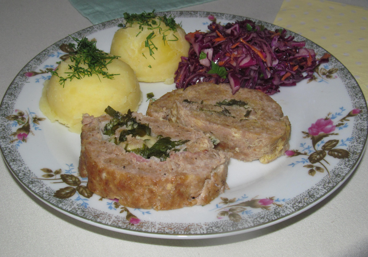 Pieczeń z mielonego mięsa, boczku, sera i pietruszki. foto
