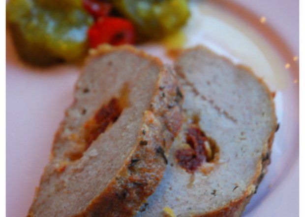 Fotografia przedstawiająca Pieczeń z mięsa mielonego faszerowana serem i suszonymi pomidorami