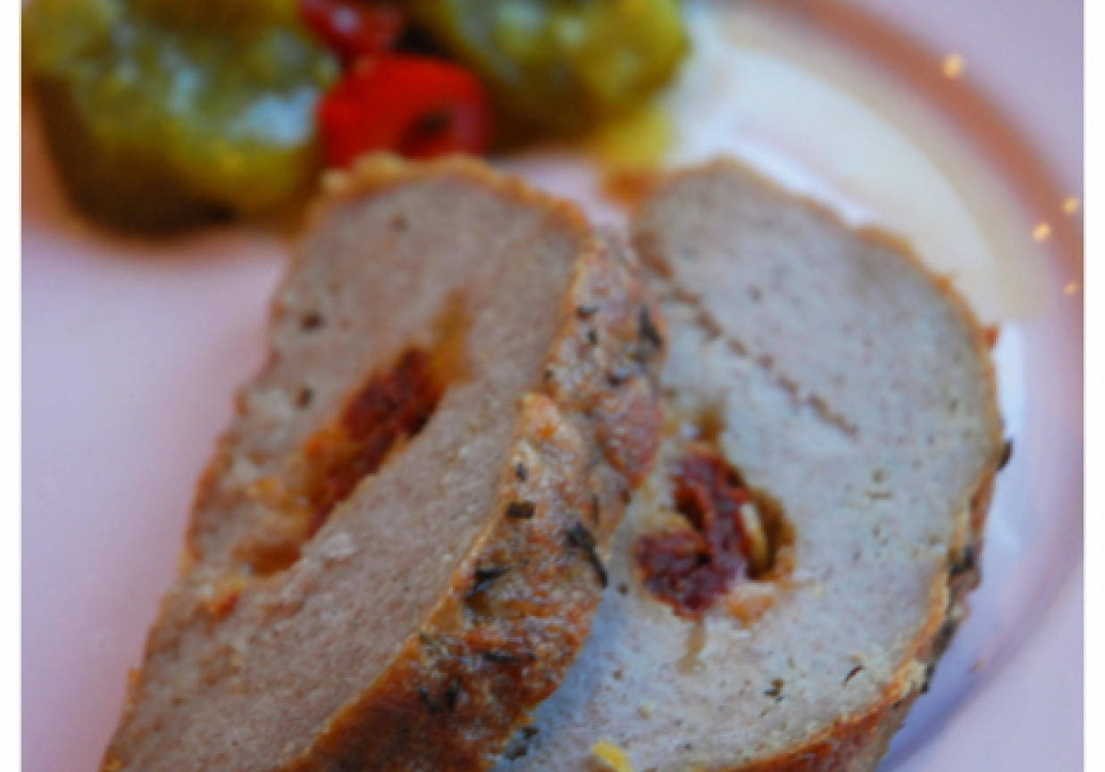 Pieczeń z mięsa mielonego faszerowana serem i suszonymi pomidorami foto