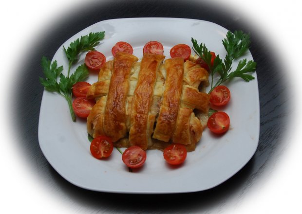 Fotografia przedstawiająca Pieczeń  z mięsa mielonego w cieście francuskim