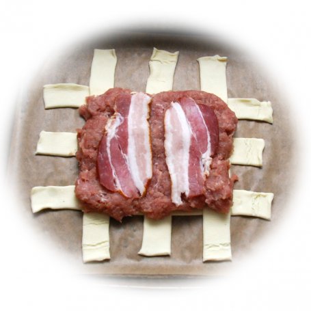Krok 5 - Pieczeń  z mięsa mielonego w cieście francuskim foto