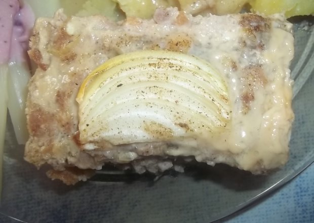 Fotografia przedstawiająca Pieczeń z mięsa mielonego z cebulą