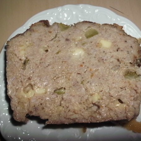 Krok 4 - Pieczeń z mięsa mielonego z ogórkiem i żółtym serem foto