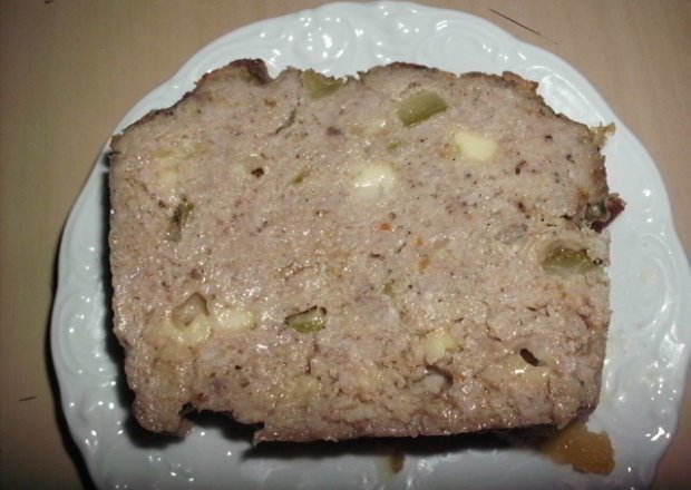 Fotografia przedstawiająca Pieczeń z mięsa mielonego z ogórkiem i żółtym serem