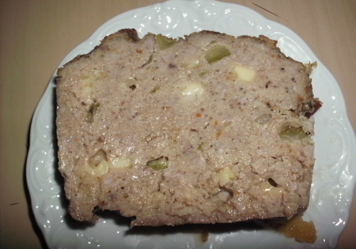 Pieczeń z mięsa mielonego z ogórkiem i żółtym serem foto