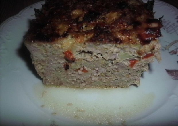 Fotografia przedstawiająca Pieczeń z mięsa mielonego z papryką i brokułem