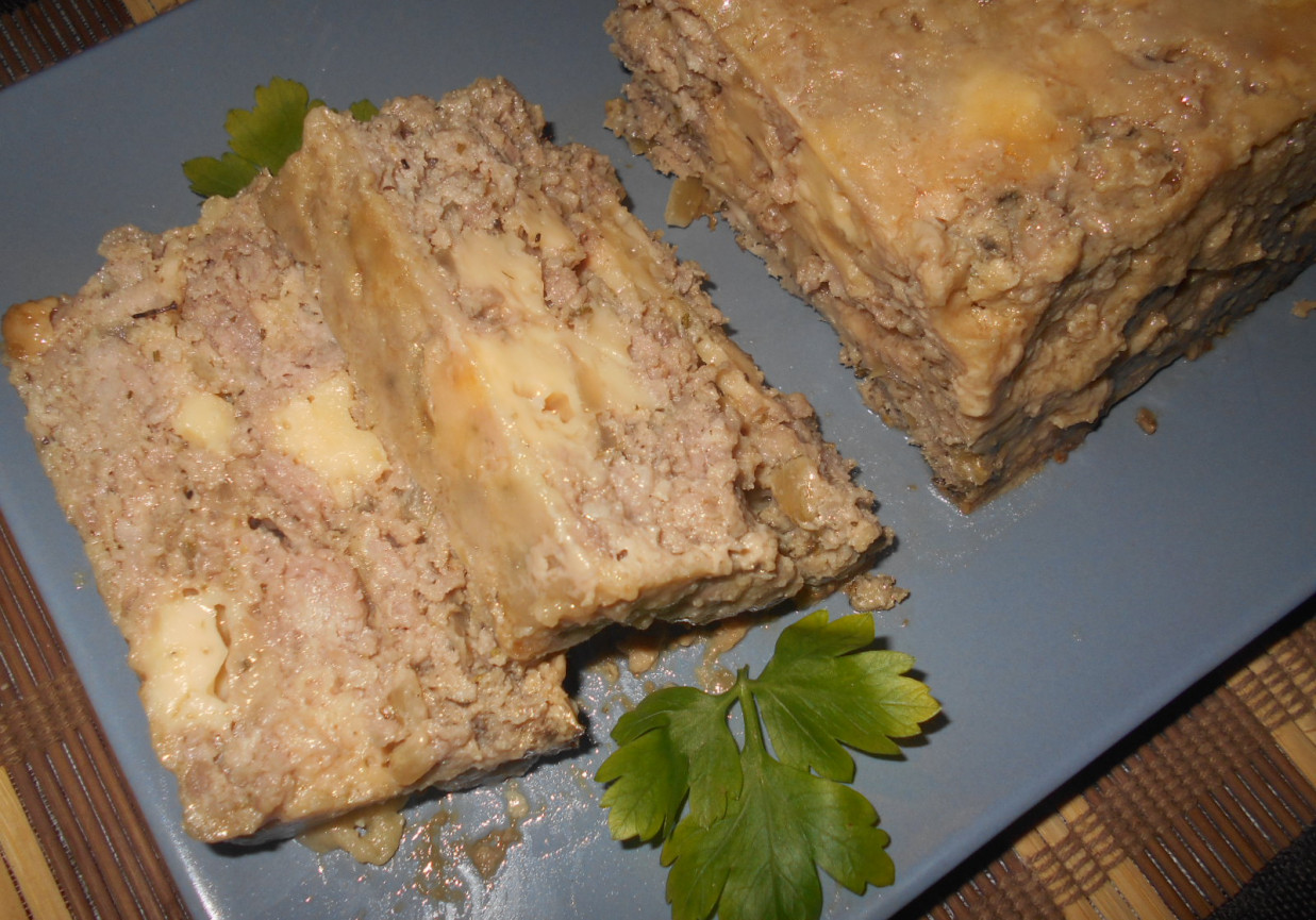 Pieczeń z mięsa mielonego z serem foto