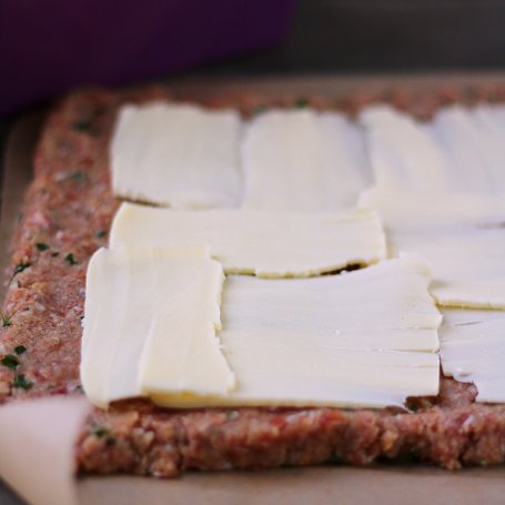 Krok 2 - Pieczeń z mozzarellą i szynką parmeńską foto