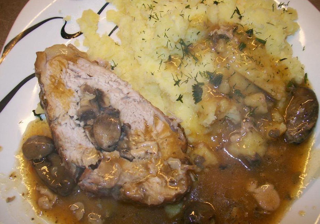 pieczen ze schabu faszerowana pieczarkami foto
