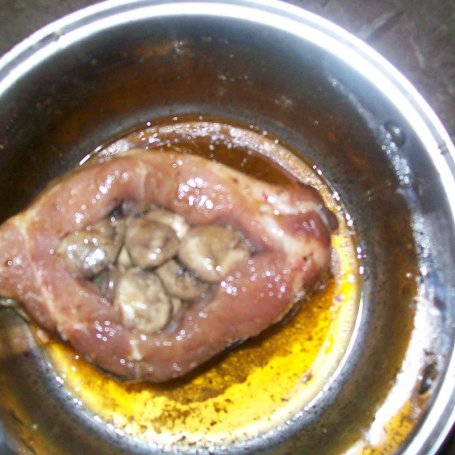 Krok 2 - pieczen ze schabu faszerowana pieczarkami foto