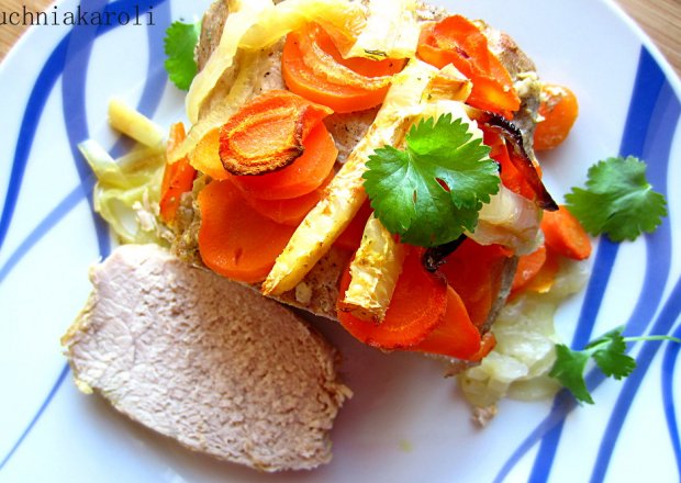 Fotografia przedstawiająca Pieczeń ze schabu z warzywami