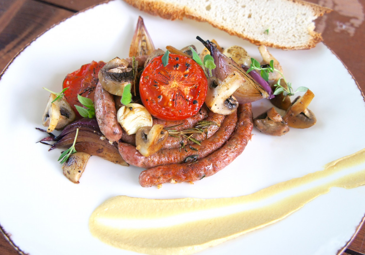 Pieczona biała kiełbasa z pieczarkami, warzywami i piwem Marcina Budynka foto