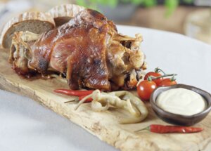 Jak zrobić pieczoną golonkę wieprzową z dipem musztardowym? foto