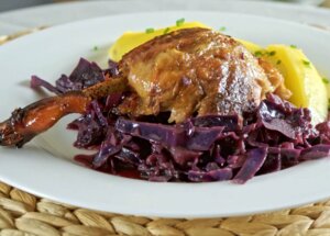 Jak upiec kaczkę z duszoną, czerwoną kapustą? foto