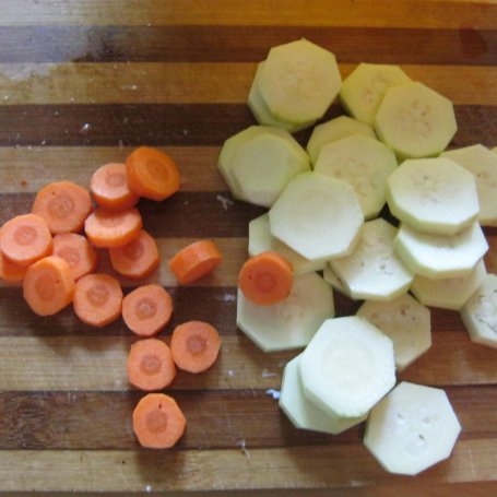 Krok 2 - Pieczona karkówka z nutą bazylii, cytryny, papryki i musztardy z dodatkiem warzyw foto