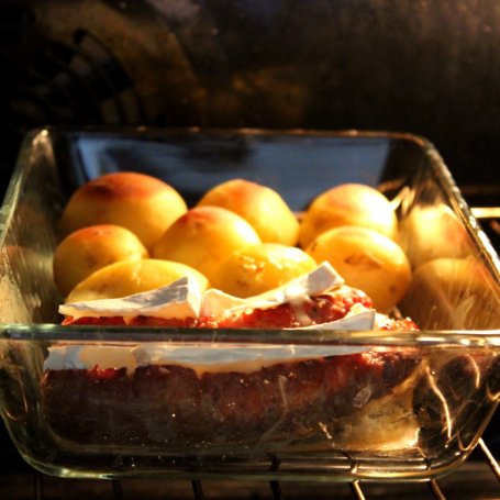 Krok 3 - Pieczona kiełbasa z camembert i pieczonymi ziemniaczkami foto