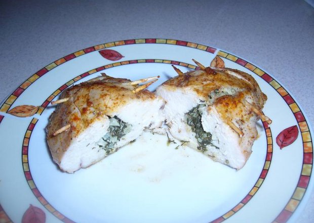Fotografia przedstawiająca Pieczona kieszonka z piersi kurczaka nadziana koperkowo – tymiankowo – czosnkowym masełkiem.