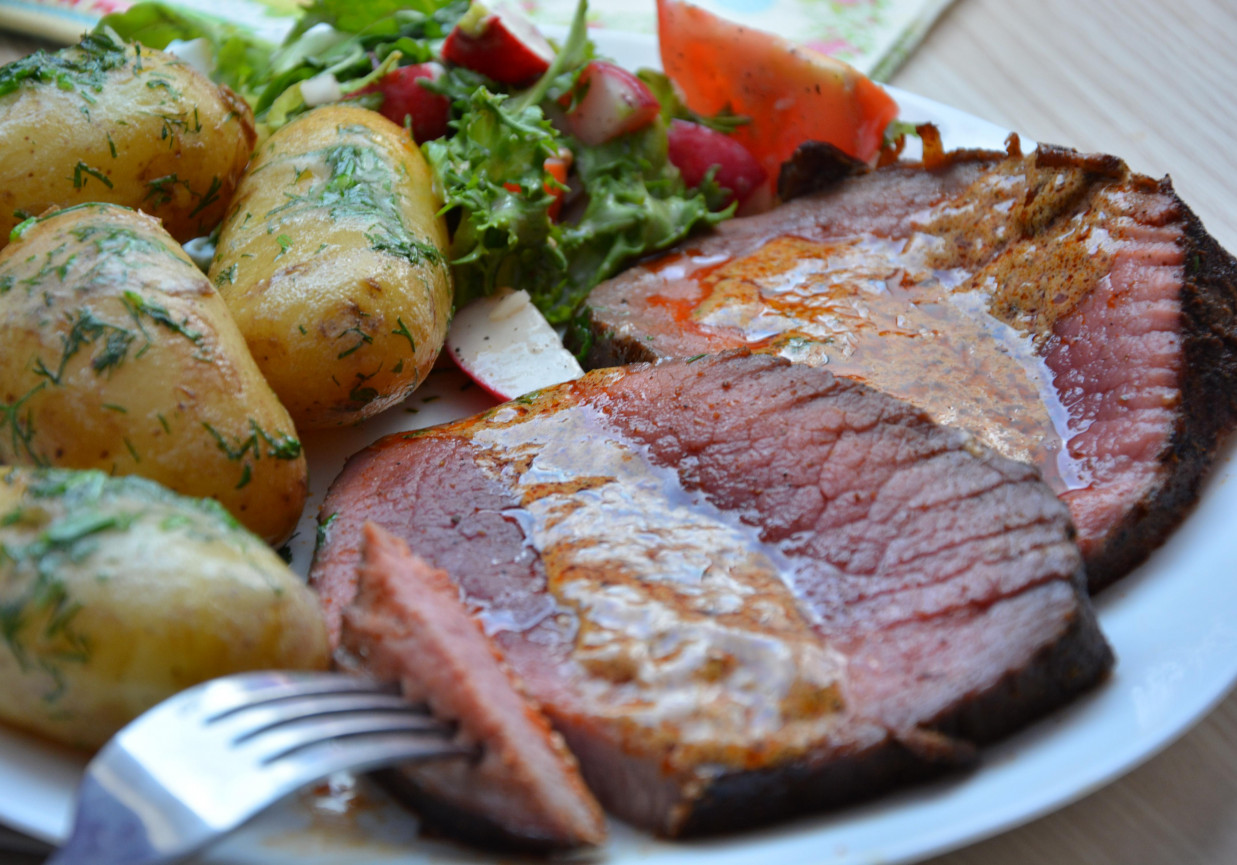 Pieczona ligawa wołowa foto