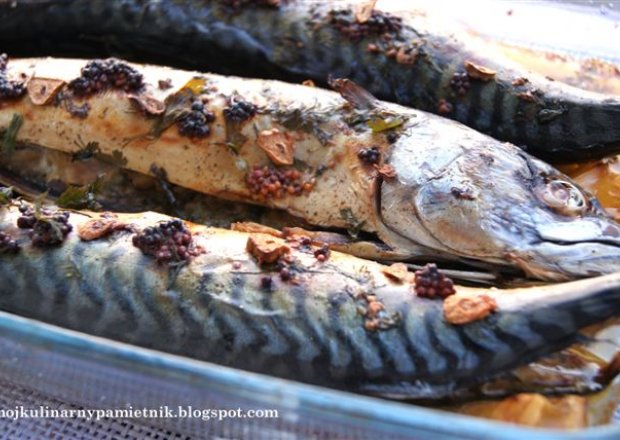 Fotografia przedstawiająca Pieczona makrela w maślano-cytrynowym sosie