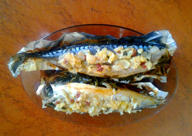 Fotografia przedstawiająca Pieczona makrela z sosem cebulowo- cytrynowym