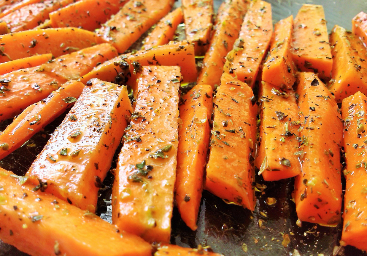 Печеная морковь. Запеченная морковь. Запеченная морковь в духовке. Морковь запеченная в духовке со специями.