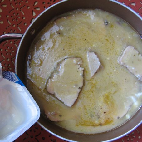 Krok 4 - Pieczona marynowana szynka z sosem foto
