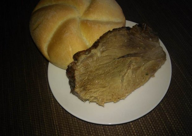 Fotografia przedstawiająca Pieczona - marynowana w ziołach łopatka jako mięsko do chleba
