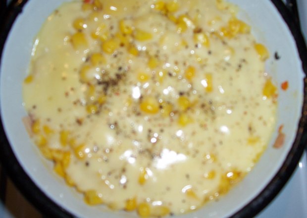 Fotografia przedstawiająca pieczona mortadela z serem żółtym