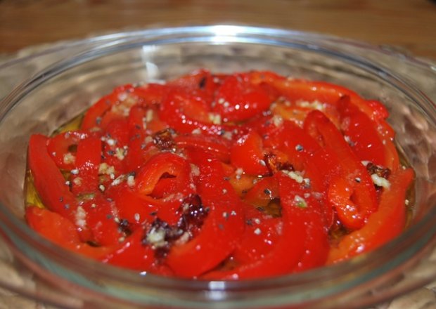 Fotografia przedstawiająca Pieczona papryka z suszonymi pomidorami i bazylią