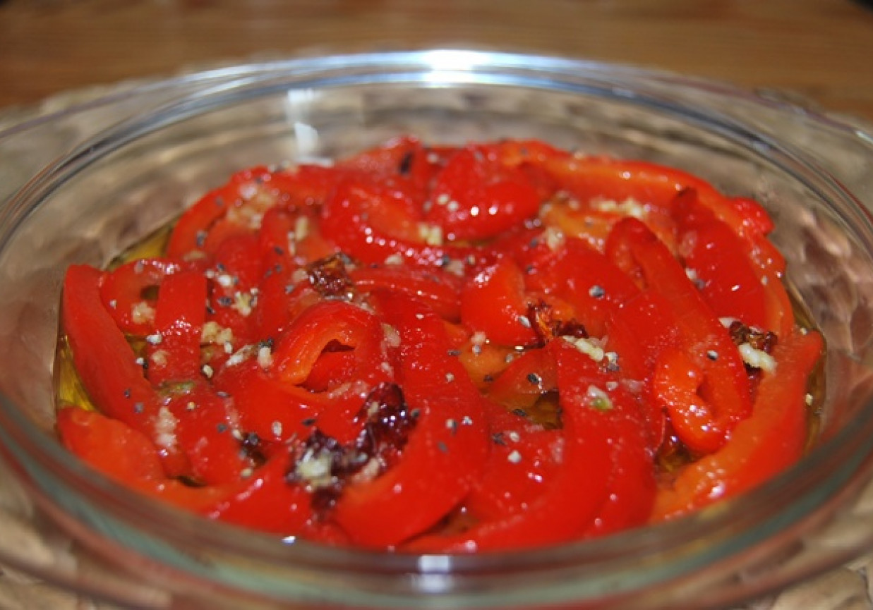Pieczona papryka z suszonymi pomidorami i bazylią foto