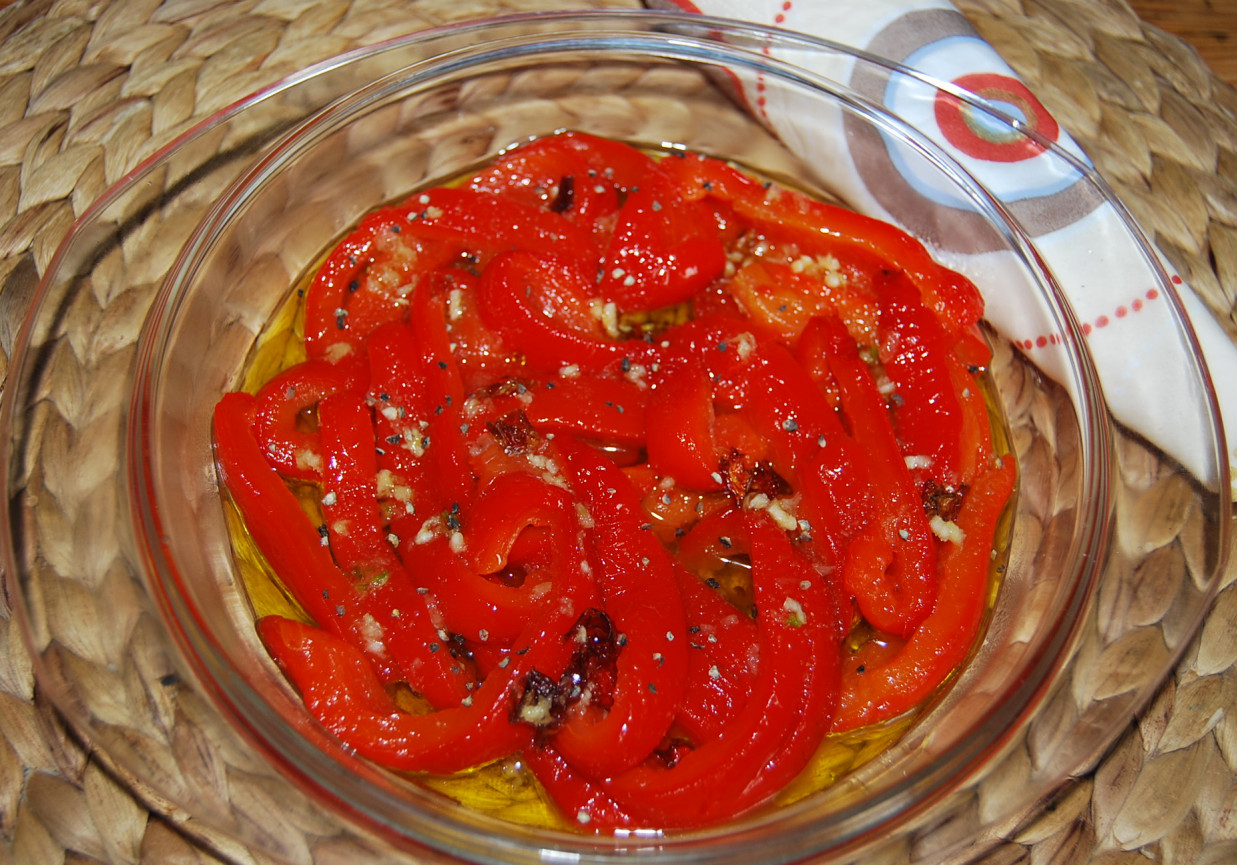 Pieczona papryka z suszonymi pomidorami i bazylią foto