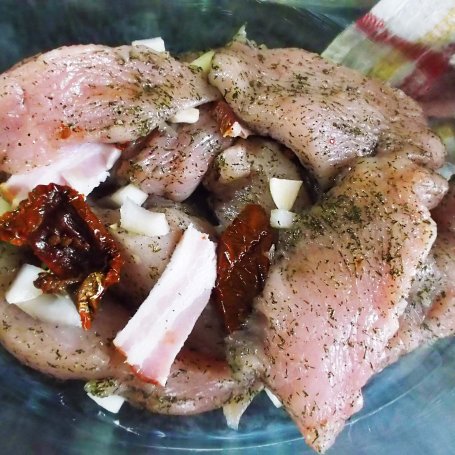 Krok 3 - Pieczona pierś indyka z boczkiem wędzonym i suszonymi pomidorami foto