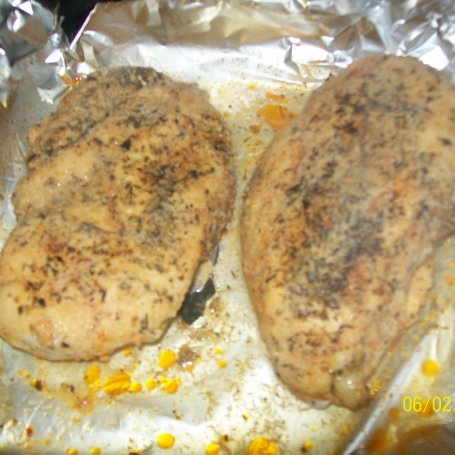 Krok 1 - Pieczona pierś z kurczaka na sałacie z sosem czosnkowym foto