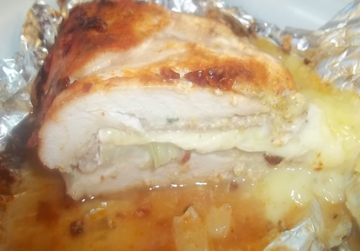 Pieczona pierś z kurczaka z serem camembert foto