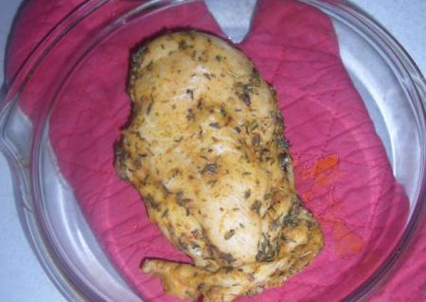 Fotografia przedstawiająca Pieczona pierś z kurczaka.