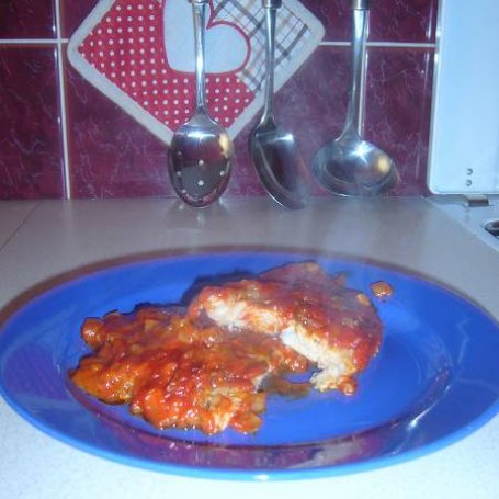Krok 3 - Pieczona ryba w sosie pomidorowym z czosnkiem, cebulą i koperkiem. foto