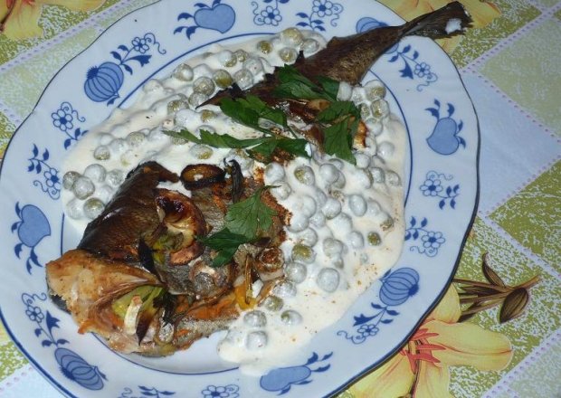 Fotografia przedstawiająca Pieczona ryba z warzywami