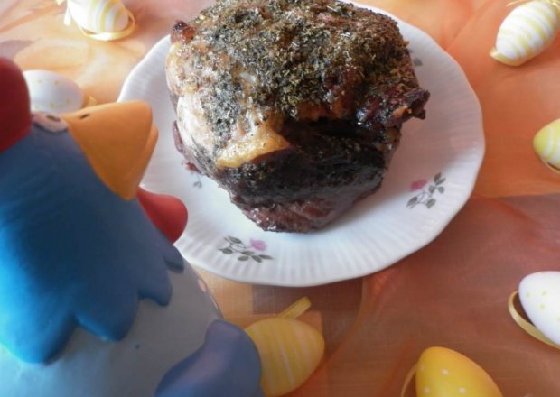 Fotografia przedstawiająca Pieczona szynka wieprzowa w marynacie z żurawiną.