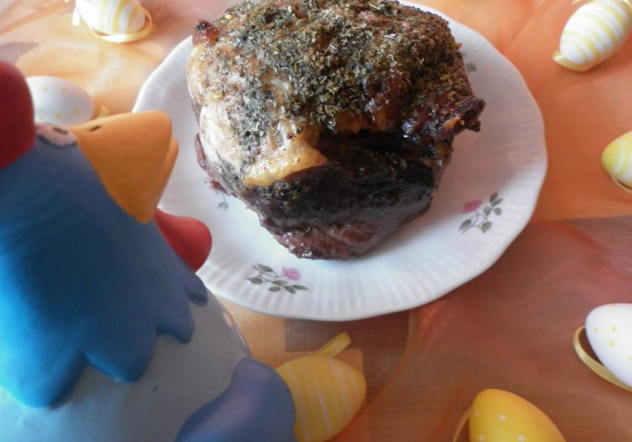 Pieczona szynka wieprzowa w marynacie z żurawiną. foto