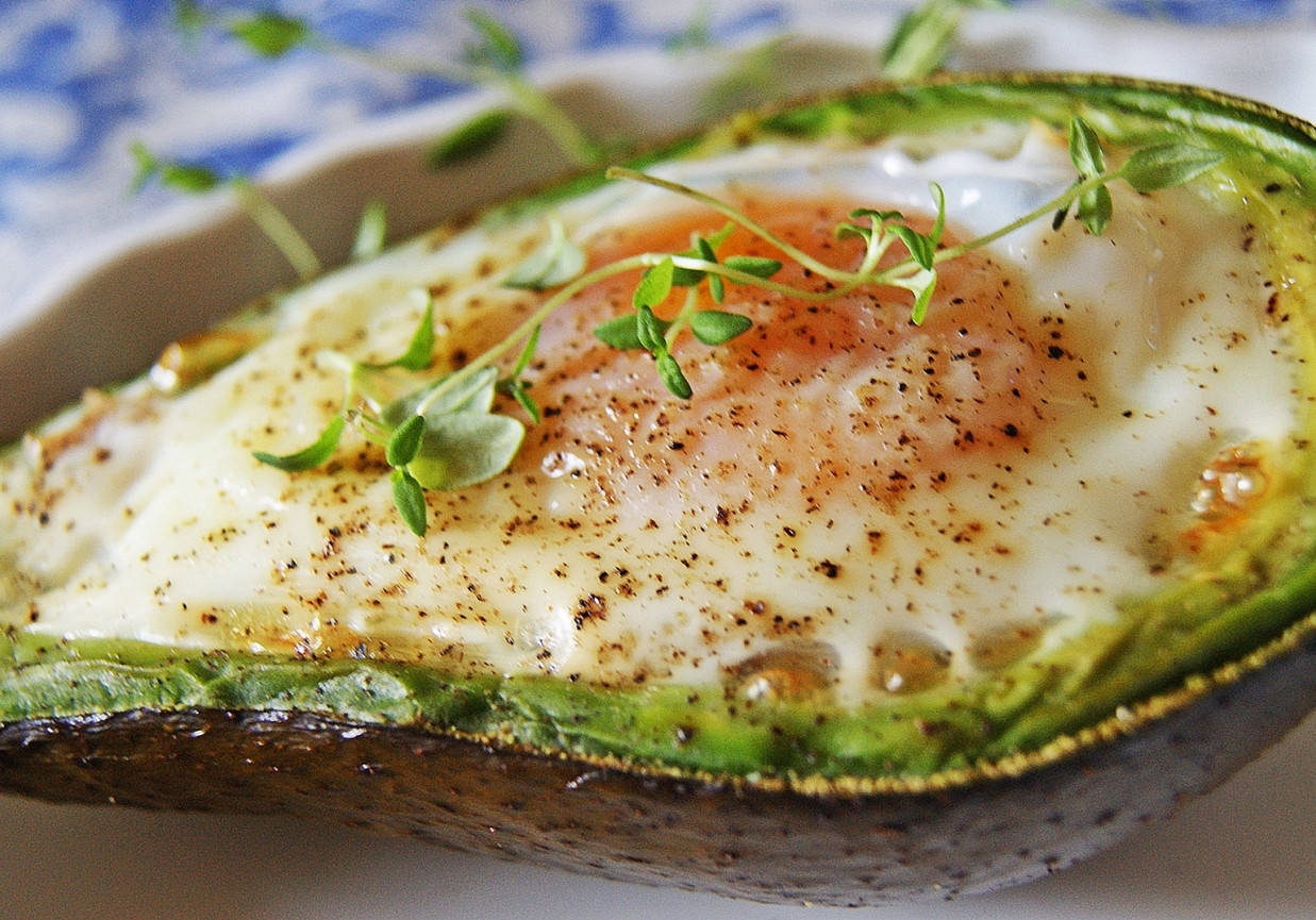 Pieczone awokado z jajkiem, boczkiem i cebulką foto