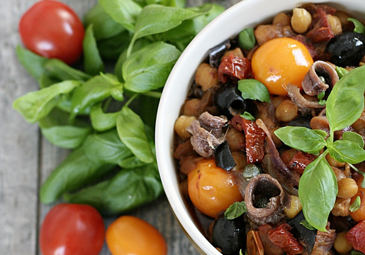 Pieczone bakłażany z ciecierzycą i anchois foto