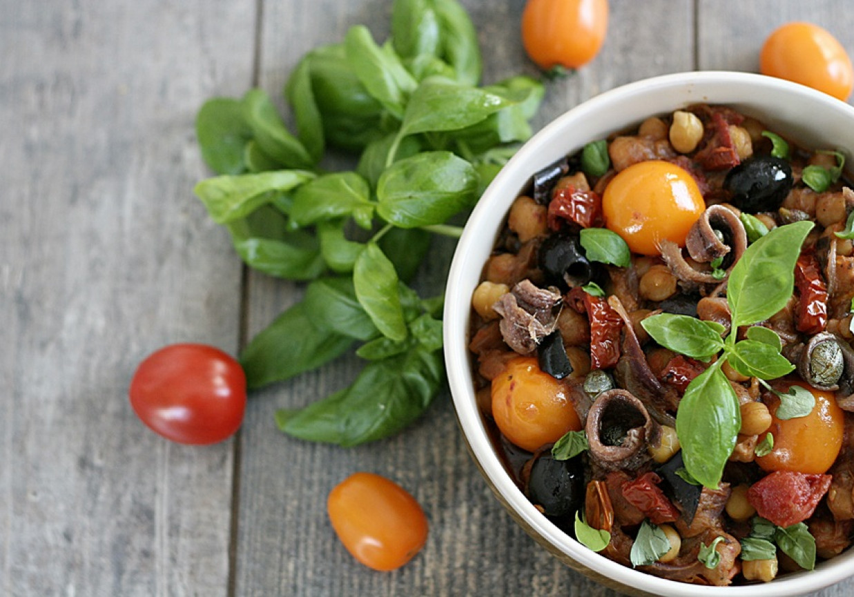 Pieczone bakłażany z ciecierzycą i anchois foto