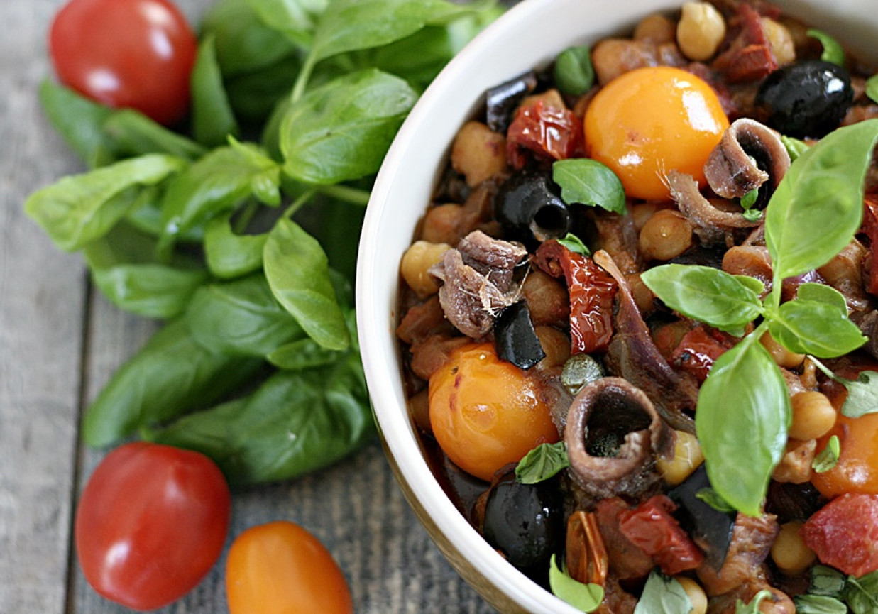 Pieczone bakłażany z ciecierzycą i anchois foto