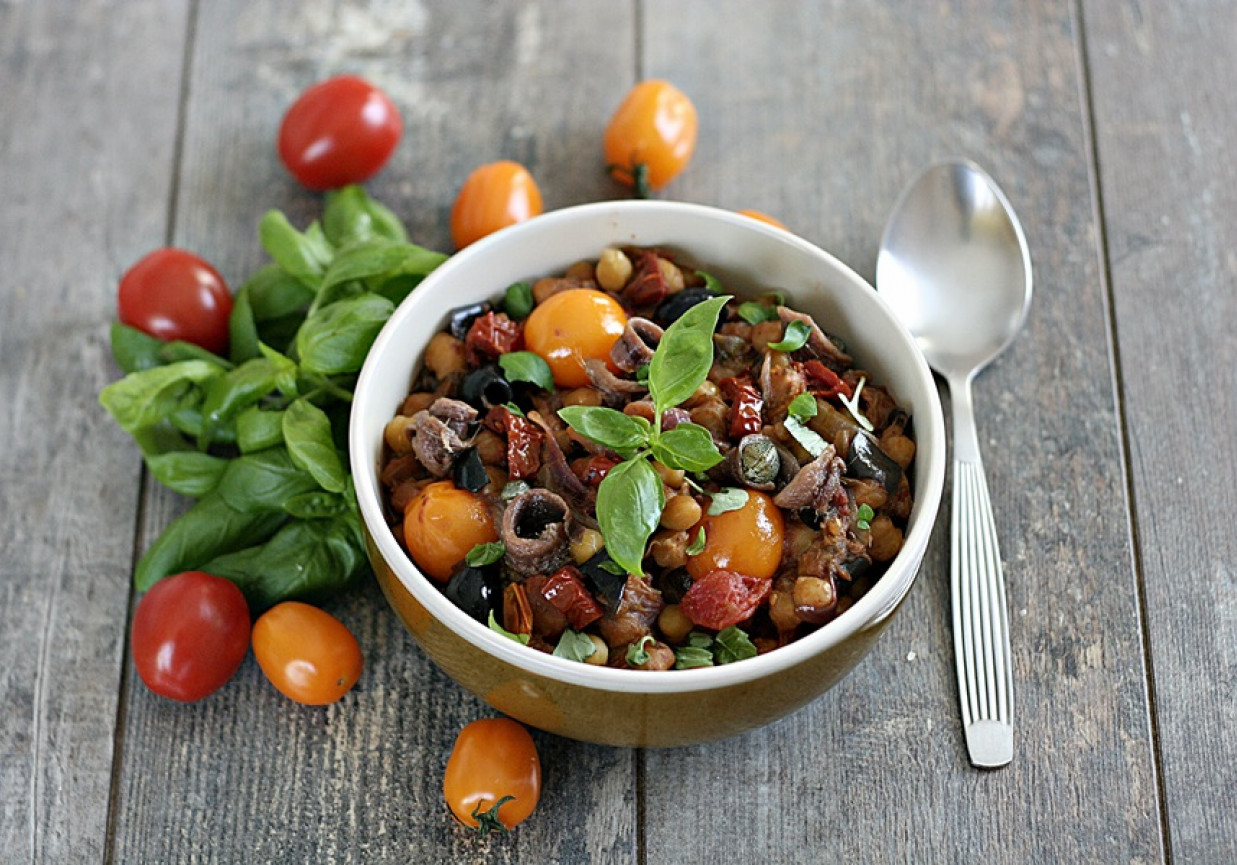 Pieczone bakłażany z ciecierzycą i anchois foto