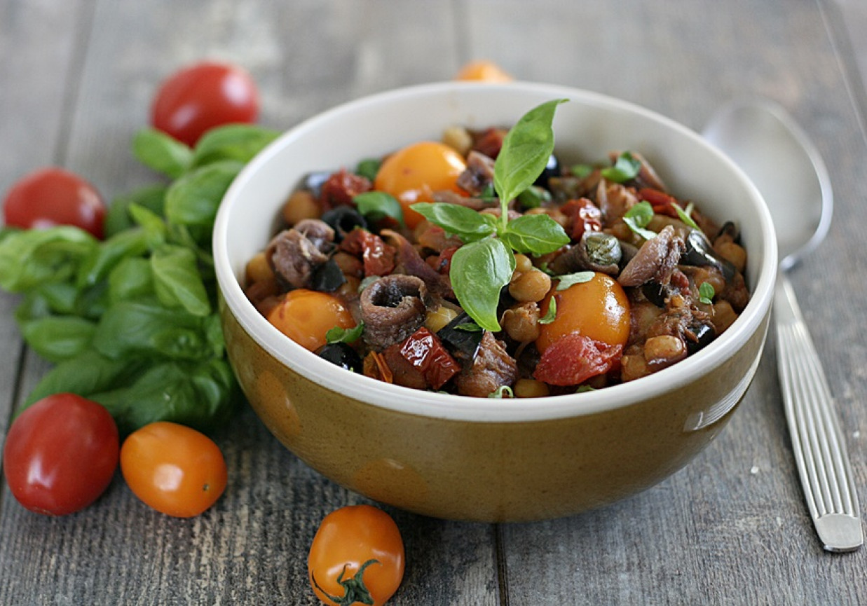 Pieczone bakłażany z ciecierzycą i anchois foto