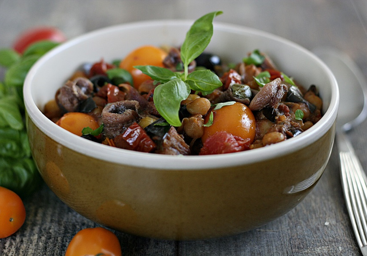 Pieczone bakłażany z ciecierzycą i anchois foto