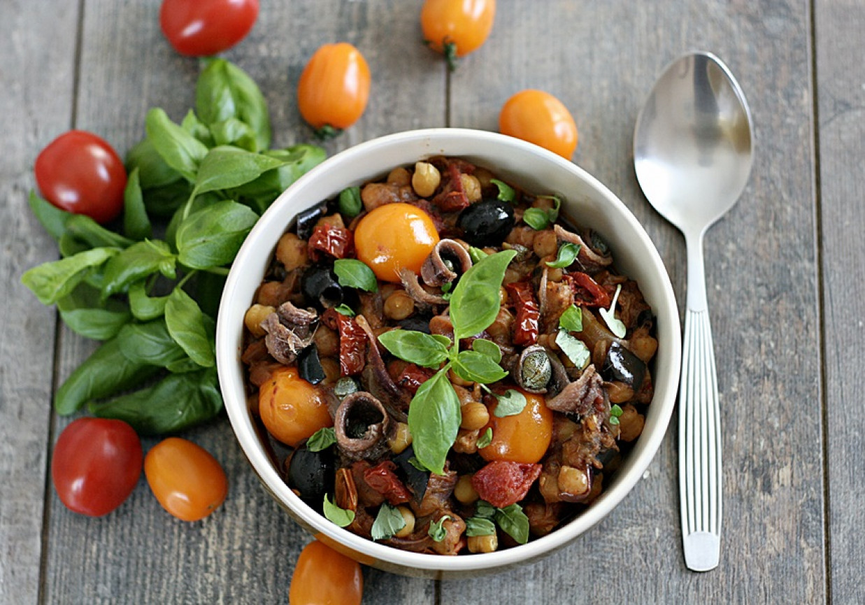 Pieczone bakłażany z ciecierzycą i anchois foto